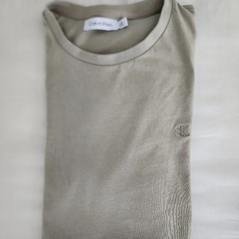 Calvin Klein T shirt men's size L light brown short sleeve smooth cotton